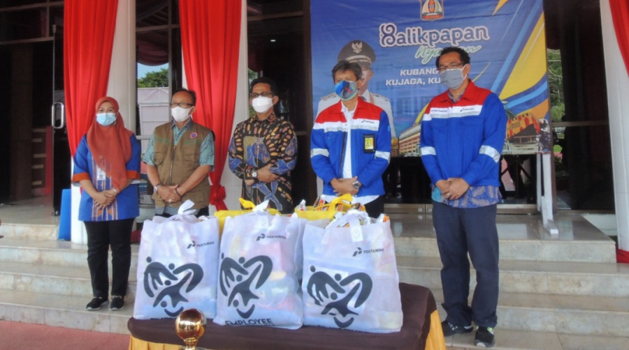 Pertamina RU Balikpapan Salurkan 670 Paket Sembako Untuk Warga
