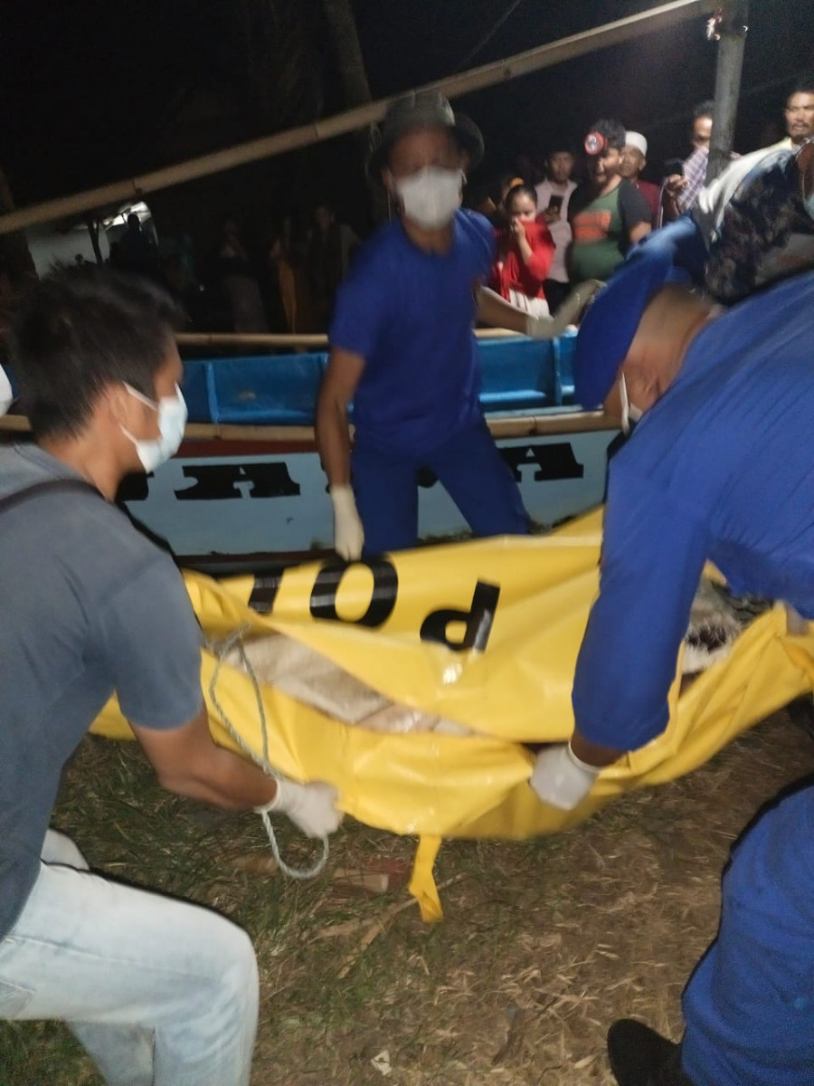 Tim Gabungan KUPP Labuhan Evakuasi Dua Jenazah Crew Kapal