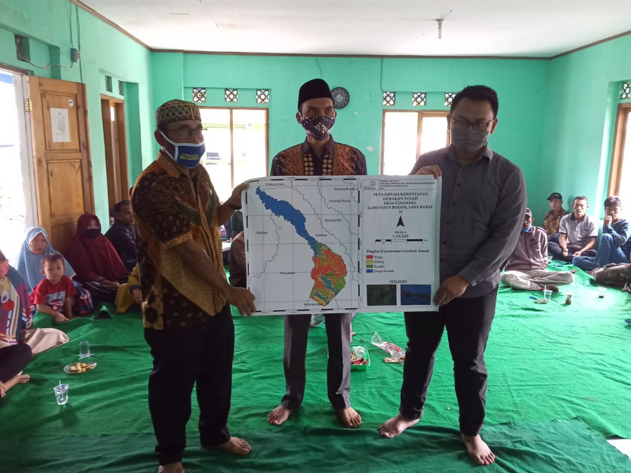 Universitas Pertamina Gelar Edukasi Warga Wilayah Rawan Longsor