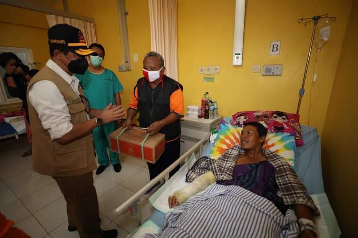 Kepala BNPB Serahkan Bantuan Kemanusiaan ke Korban Erupsi di Lumajang