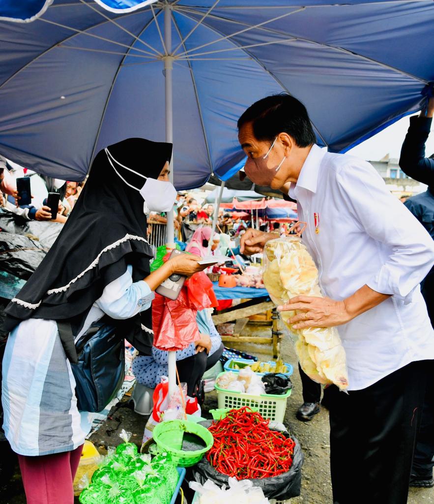 Jokowi Ke Pasar Tradisional Berdialog, Bagikan Bantuan dan  Membeli Cabe di Sumsel 