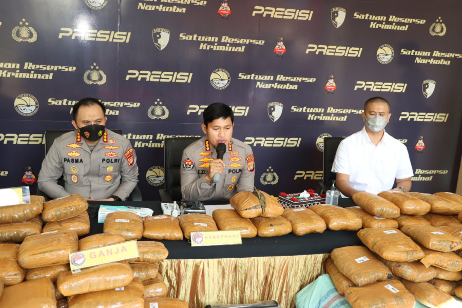Dua Kurir Pengantar 137 Kg Ganja Kering Ditangkap Polres Jakarta Barat