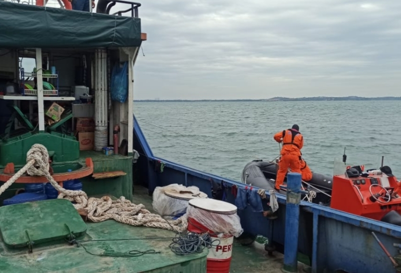 Personil KPLP Tg Uban Evakuasi Tug Boat di Karang Galang Selat Riau