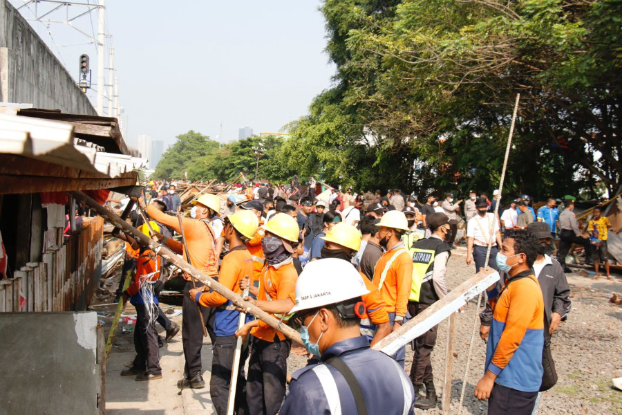 Marak Prostitusi dan Perjudian 120 Bangli di Lahan Milik PT KAI Kawasan Matraman Dibongkar Paksa