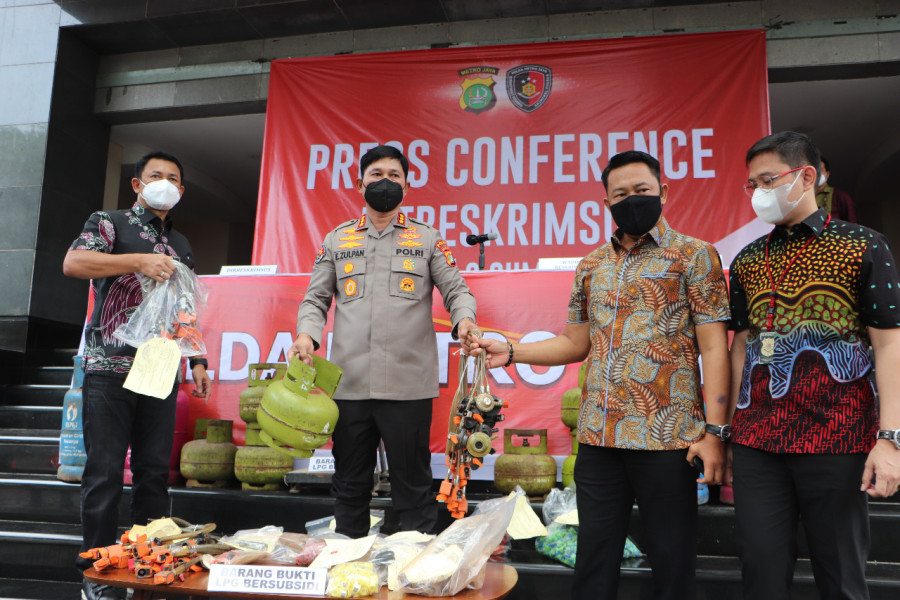 Polda Metro Jaya Ungkap Penyuntikan Gas Subsidi.