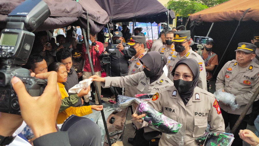 Ketum Bhayangkar Salurkan Bantuan Selimut ke Pengungsi Gempa Cianjur