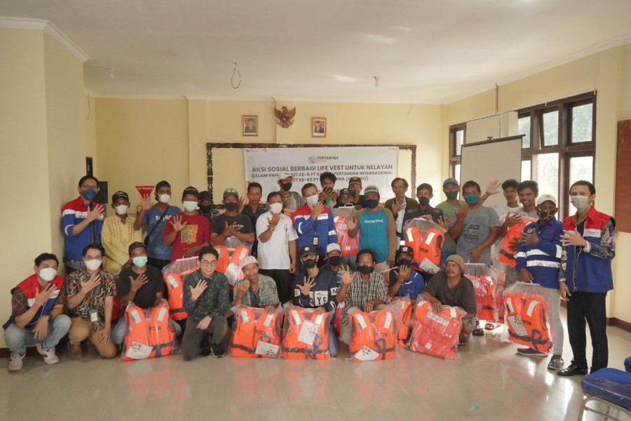KPI Unit Balikpapan Bagikan Life Jacket Kepada Nelayan
