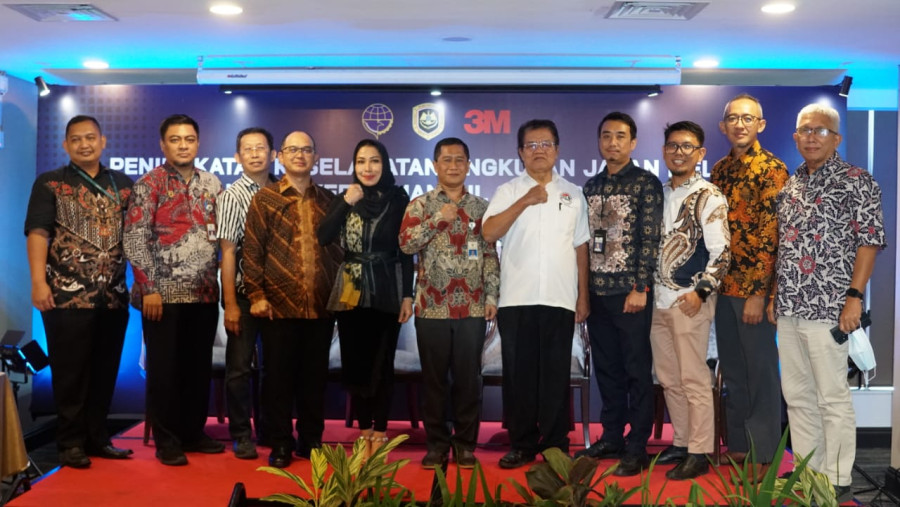 Hindari tabrak Samping Kendaraan Wajib Menggunakan Stiker Pemantul