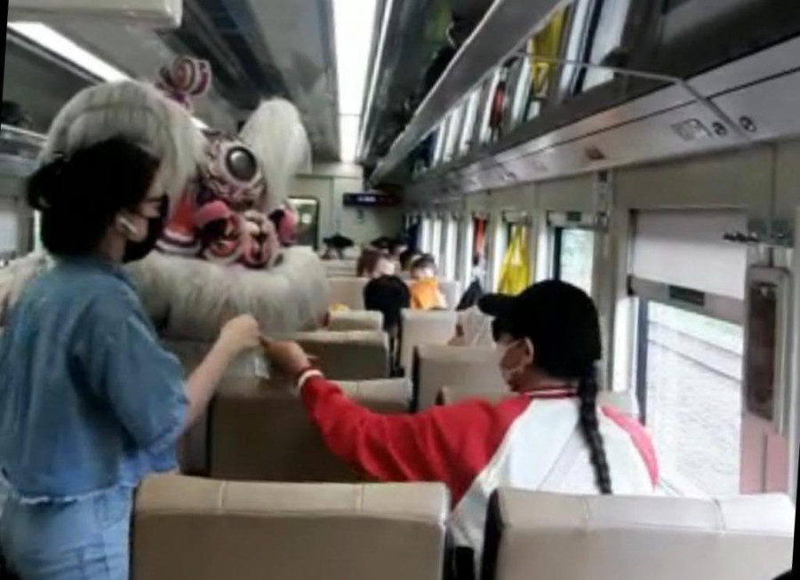 Barongsai Hadir Di Stasiun Gambir Hibur Para Calon Penumpang
