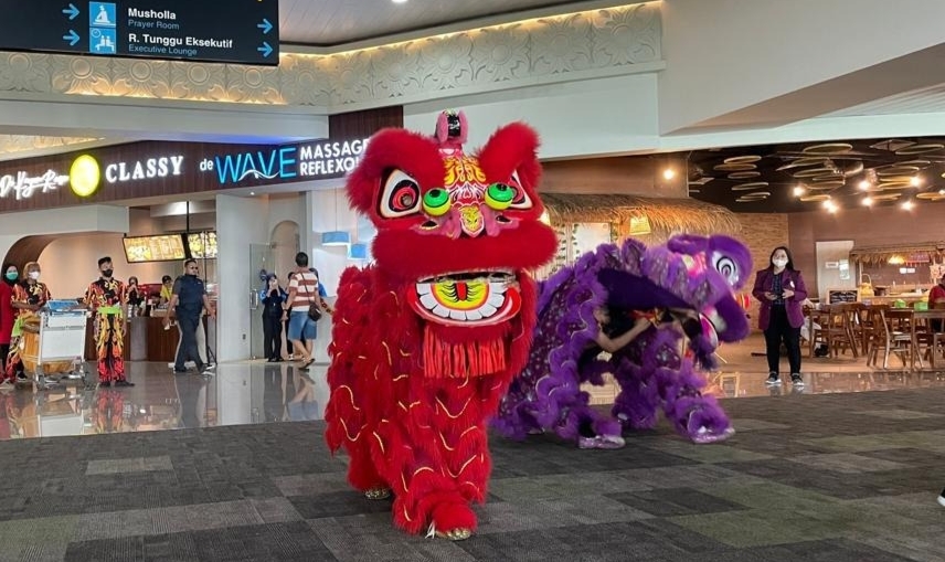 AP I Suguhkan Kue Keranjang dan Barongsai di Bandara