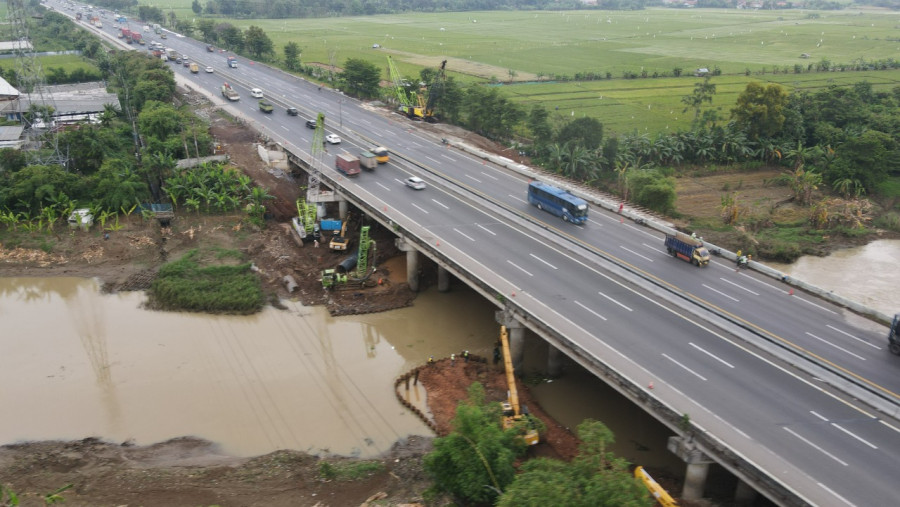 Awas ... di KM 53+500 Jalan Tol Cikampek Ada Pengangkatan Girder Jembatan