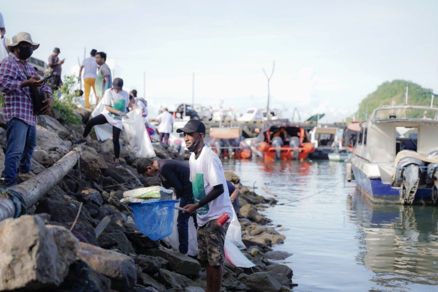 Mengangkat Bangkai Kapal di Kawasan PesisIr Pantai Marina Labuan Bajo