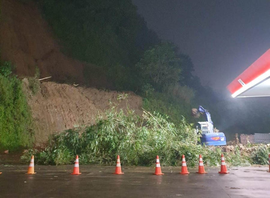 Tebing di KM 429 Tol Semarang-Solo Longsor, Pengendara Diminta Hati-Hati