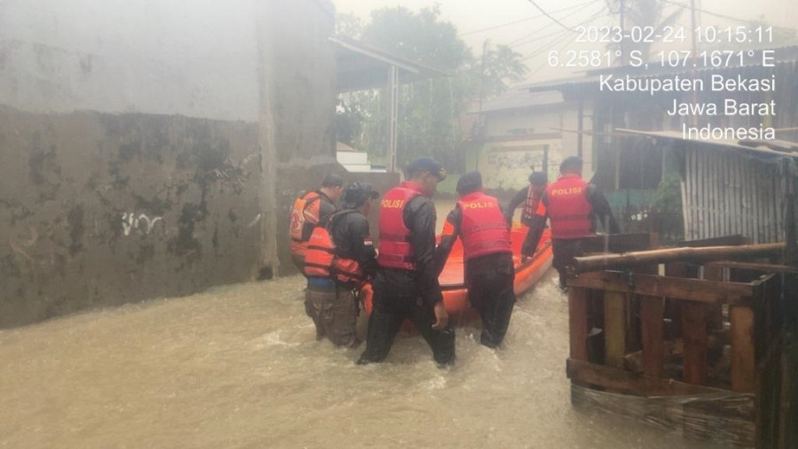 Personil Brimob Polda Metro Jaya Siaga Hadapi Banjir