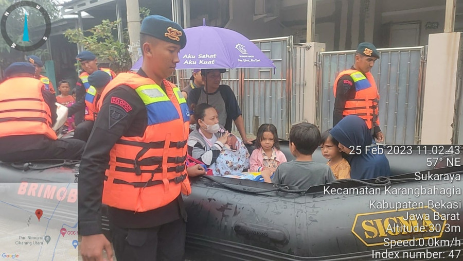 Dikepung Banjir, Polda Metro Jaya Terjunkan Tim SAR