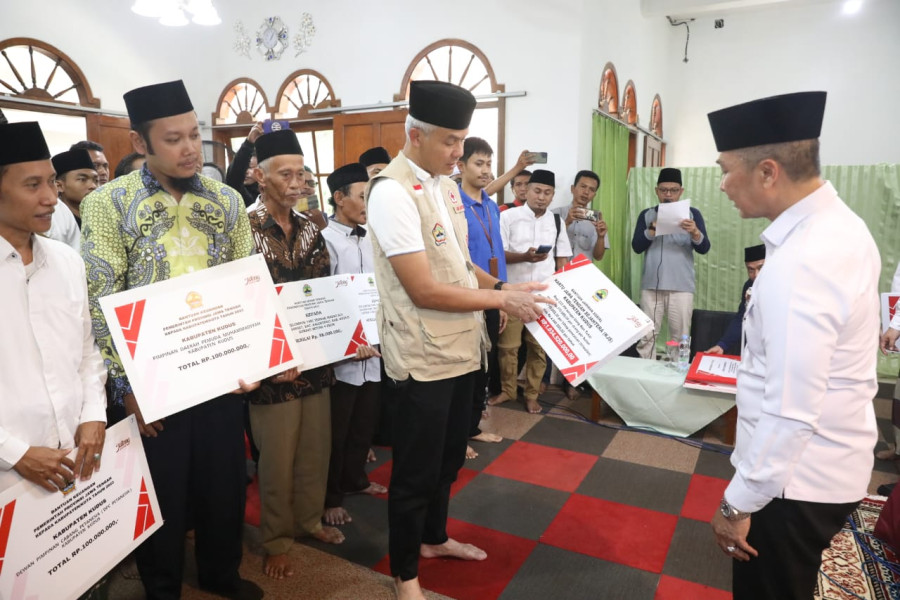 Ganjar Pranowo Bantu PLTS Rooftop ke Ponpes di Kudus;