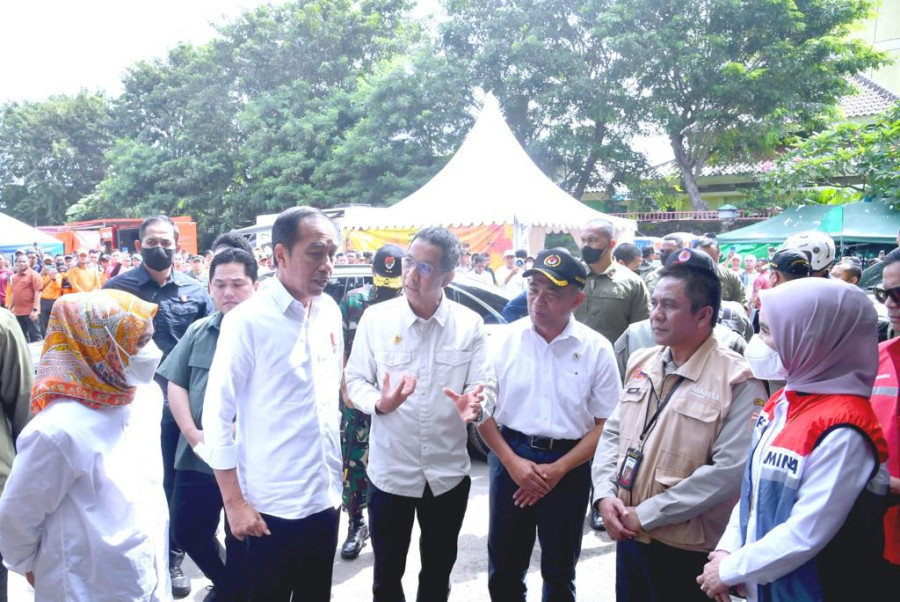 Presiden Jokowi Kunjungi Posko Pengungsian Korban Kebakaran Pipa Pertamina di Koja Plumpang
