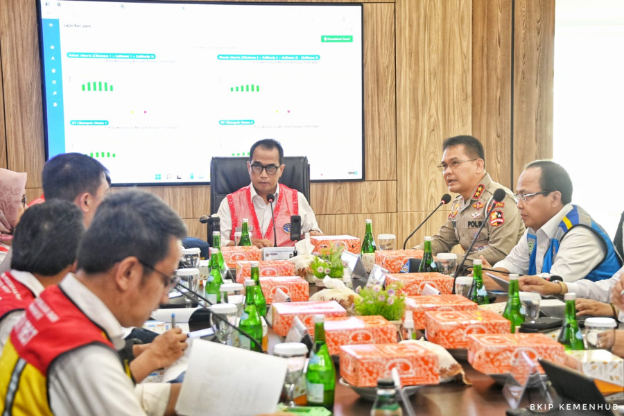 Menhub Bahas Langkah Antisipasi Lonjakan Kendaraan di Jalur Tol Cikampek - Cipali