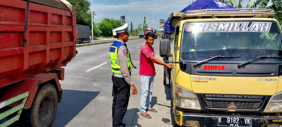 Sat Lantas Polres Kendal Lakukan Penertiban Parkir di Bahu Jalan
