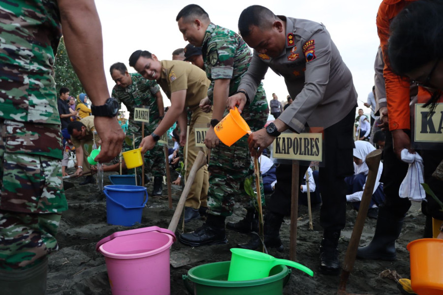 Kapolres Kendal Bersama TNI Mnenam Mangrove di Pantai Ngebum