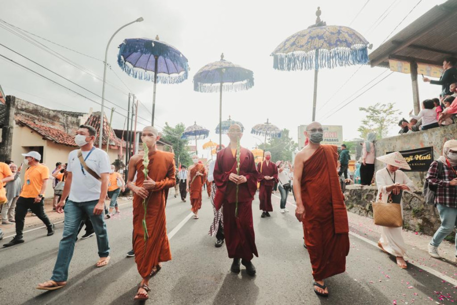 Perayaan Waisak 32 Biksu Lakukan Perjalanan Spiritual Menuju Candi Borobudur