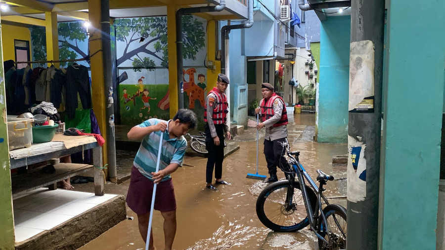 Ciliwung Meluap, Kebun Pala Direndam Banjir, Polisi Siaga di Lokasi