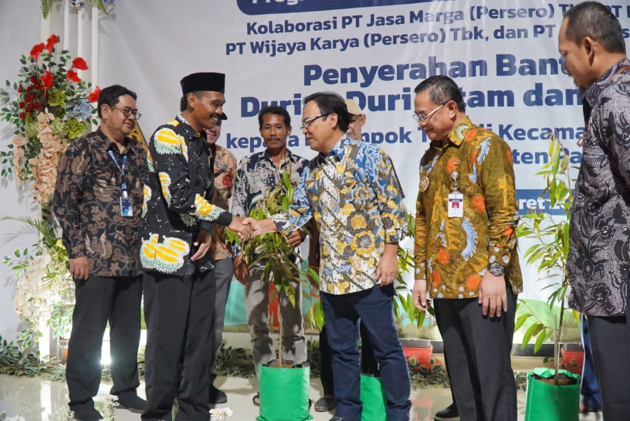 Jasa Marga dan Sejumlah BUMN Serahkan Bantuan Bibit Durian di Pati