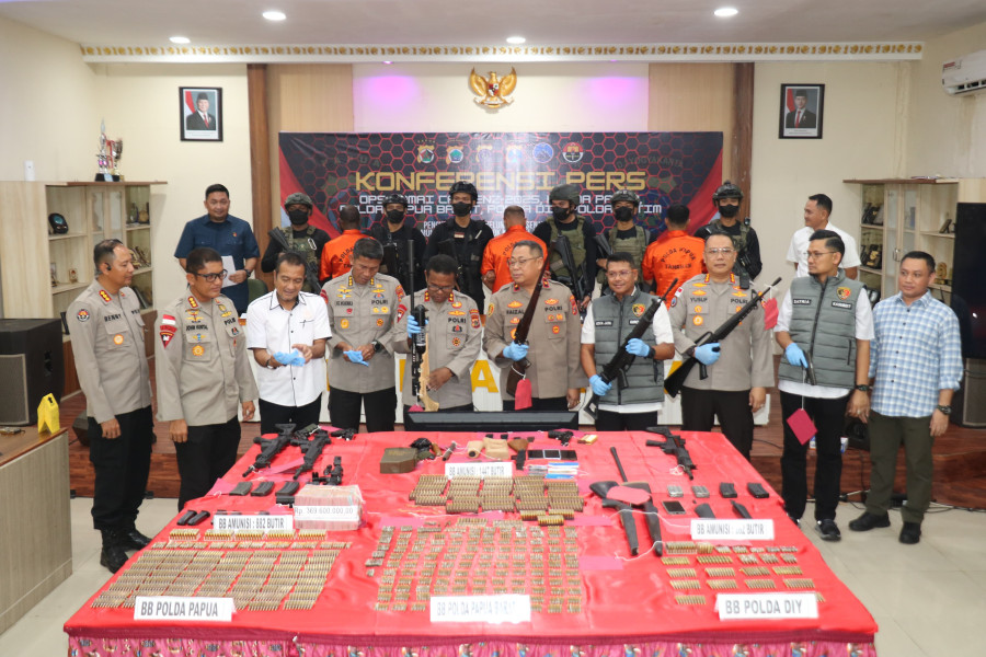 17 Pucuk Senjata, Ribuan Amunisi dan Sejumlah Bahan Peledak Diamankan Dari Tujuh Tersangka