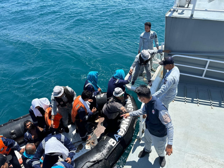 Kapal Tenggelam, Bakamla RI Bersama Coast Guard 2 Negara Evakuasi Korban