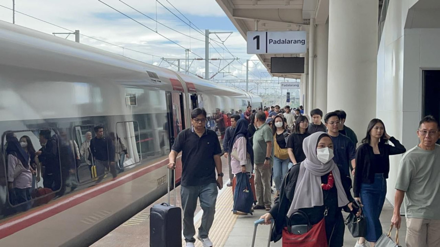 Kereta Cepat Whoosh Mencatat Penumpang Ha4ian Tertinggi 25 Ribu