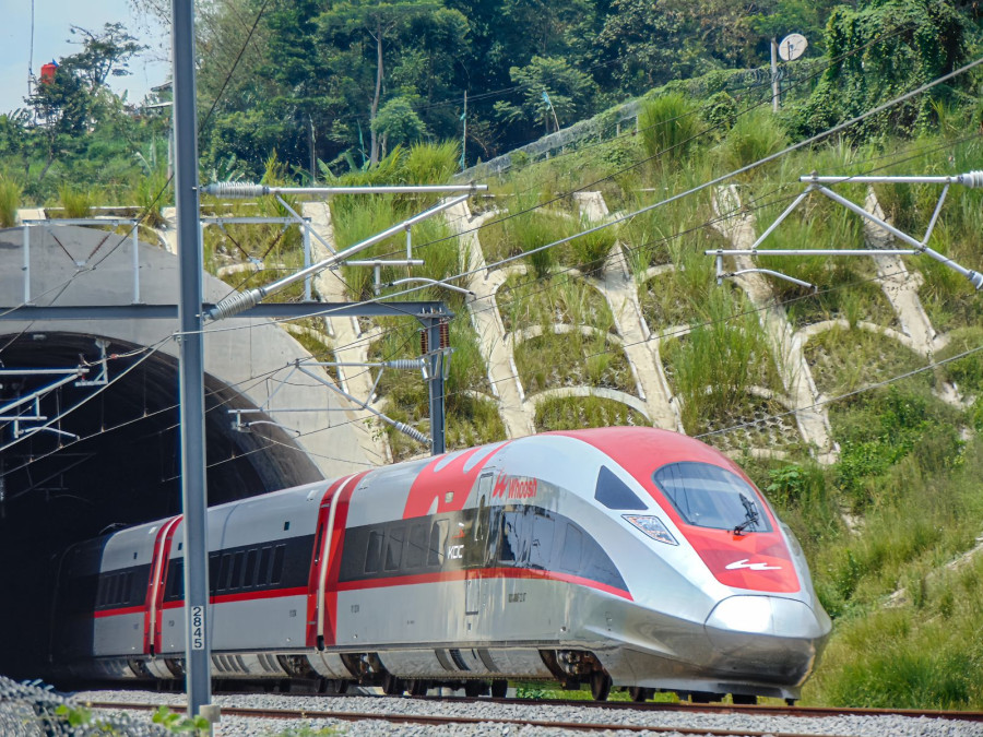 Kereta Cepat Jadi Favorit, Puluhan Ribu Kartu Berlangganan Whoosh Ludes Terjual,