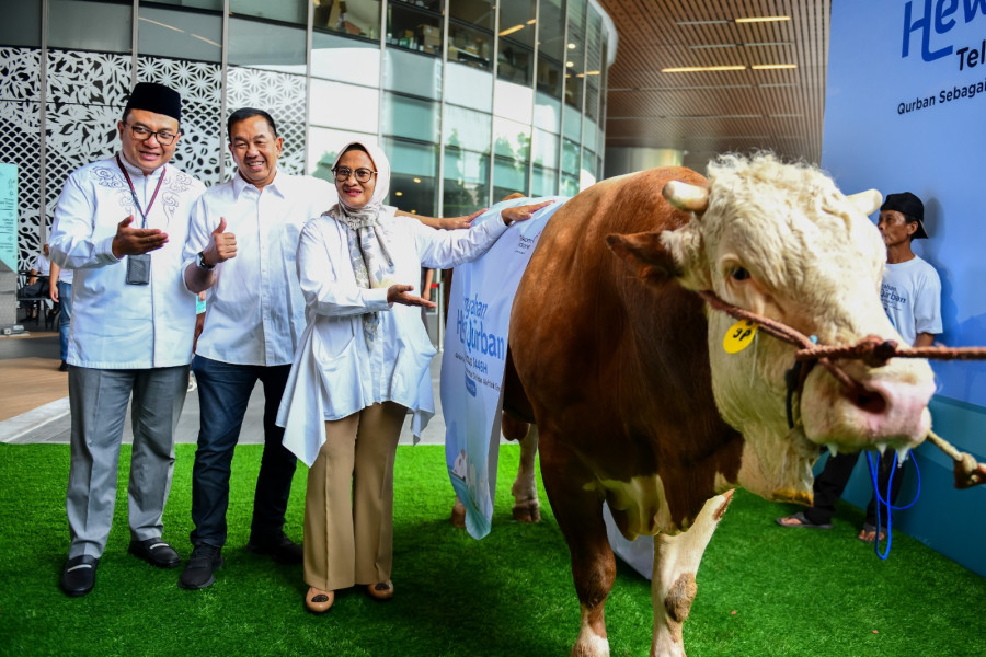 Telkom Serahkan Hewan Qurban
