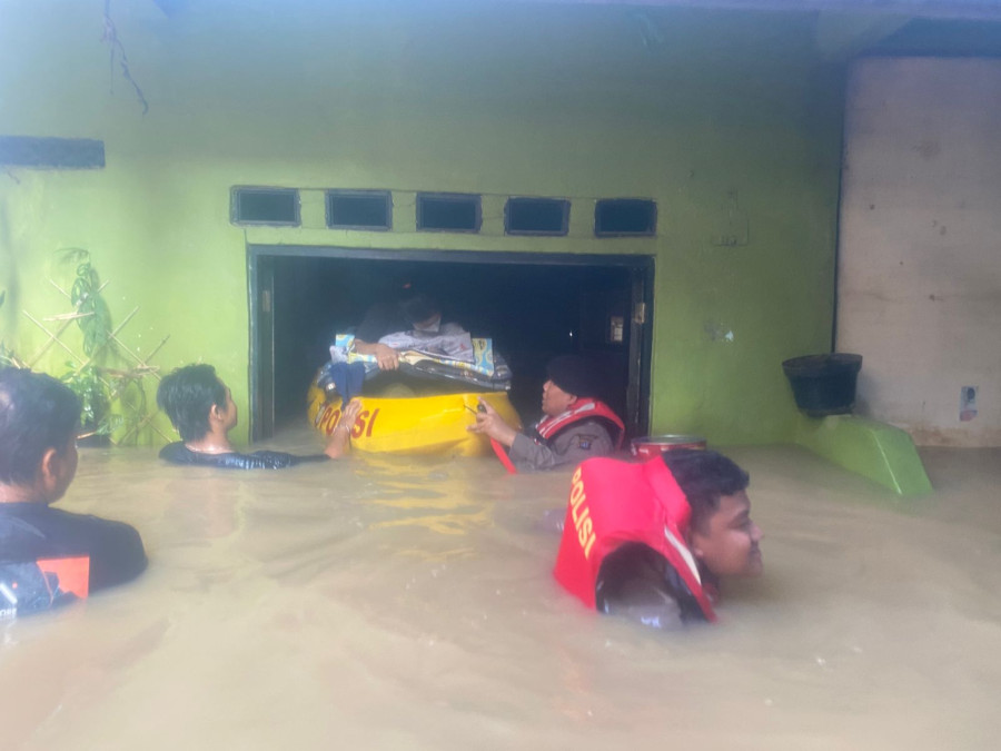 Jakarta Dikepung Banjir Kiriman Dari Bogor Ratusan Rumah Tergenang, Polisi Diterjunkan