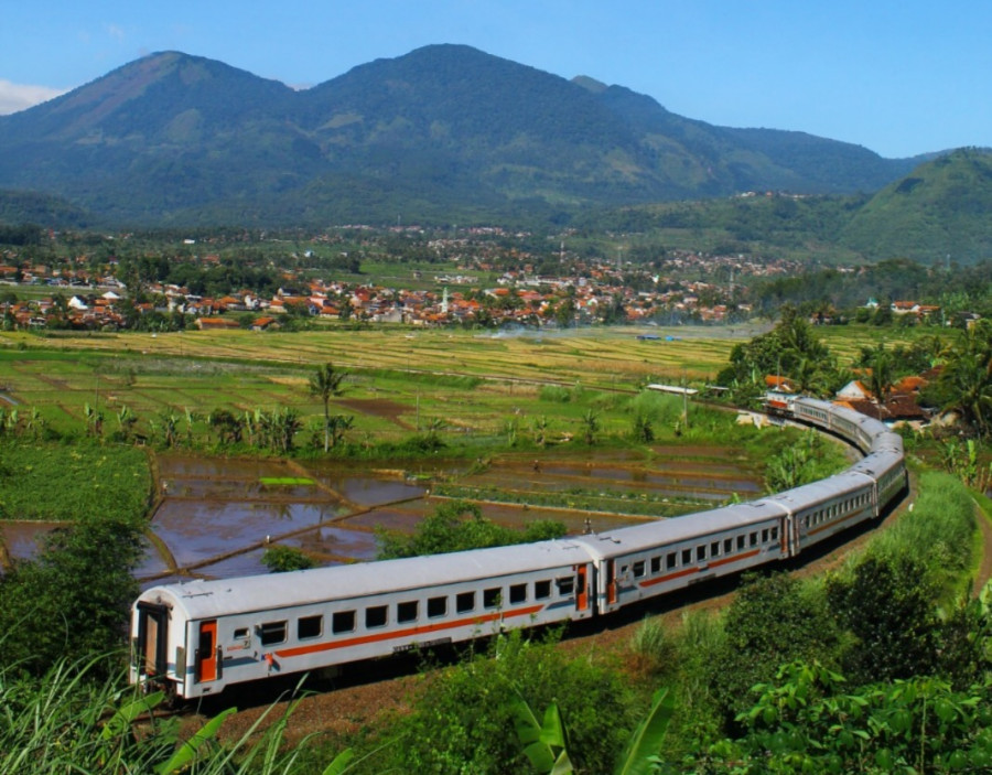 PT KAI Mencatat Pendapatan Semester 1/2025 Rp.16,8 T, Proyeksi Akhir Tahun Rp. 36,7 T