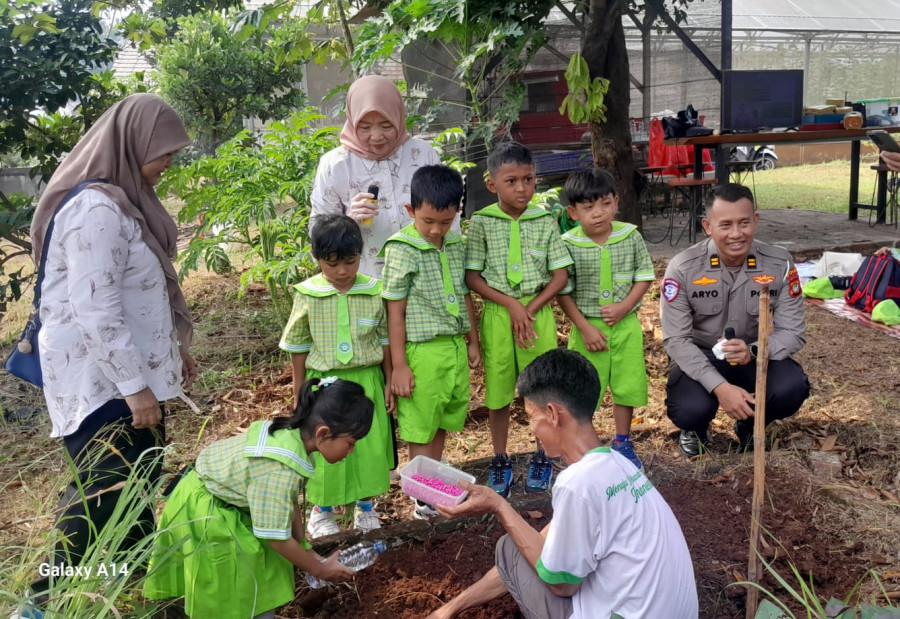 Cinta Pertanian, Perkenalkan Hidroponik Pada Anak TK