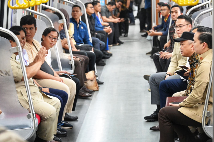 Presiden Prabowo Subianto  Naik KRL  Resmikan Stasiun Tanah Abang Baru