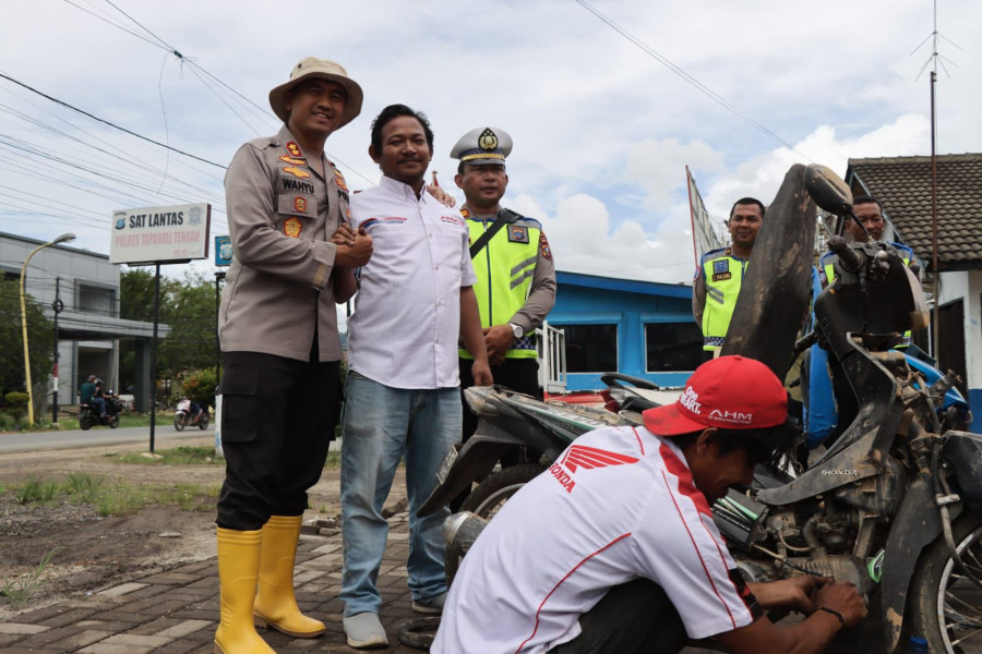 Kapolres Tapteng Layani Service Motor Gratis untuk Warga Terdampak