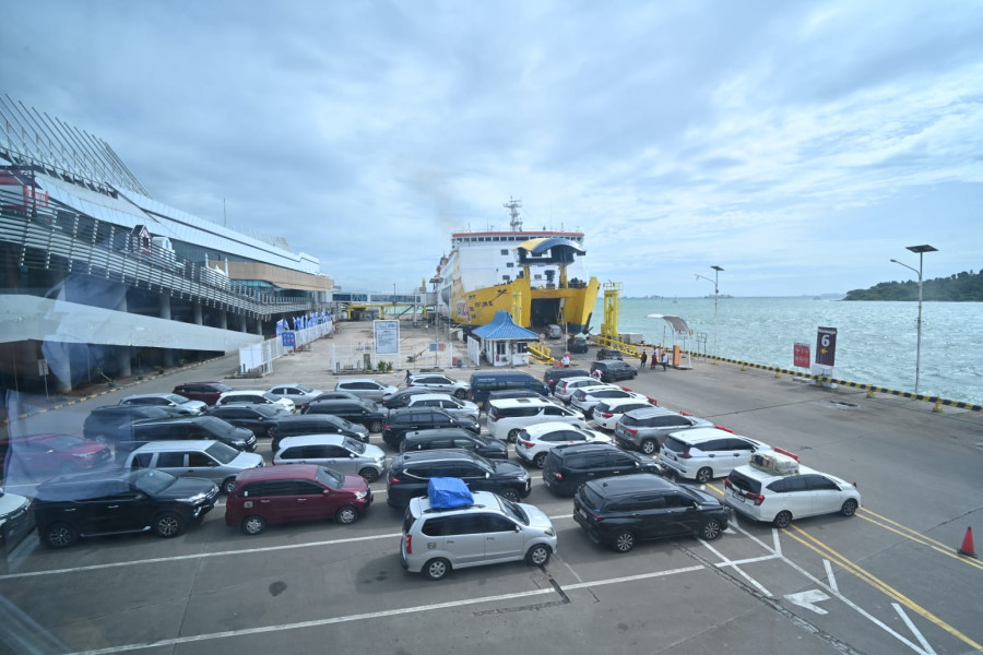 Pergerakan Penumpang Dari Jawa ke Sumatera Melalui Merak  Padat Lancar