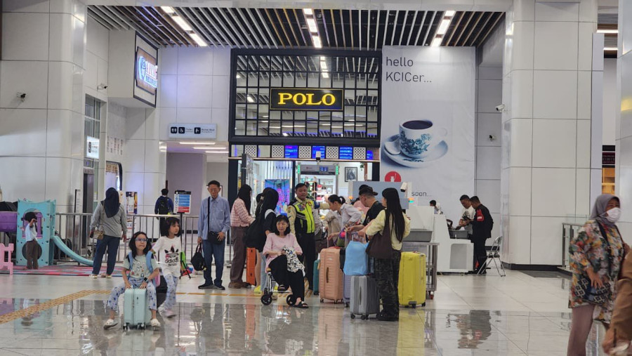 Butuh Bantuan di Stasiun Kereta Cepat, KCIC Siapkan  Porter Premium