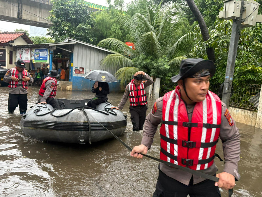 Polda Metro Jaya Yerjunkan Pasukan kmm  Evakuasi Warga Terdampak Banjir 