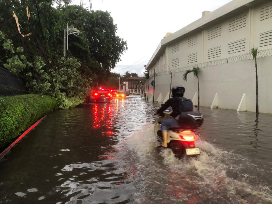 Cuaca Ekstrim, Akses Masuk ke Stasiun Kereta Cepat Terhambat Banjir