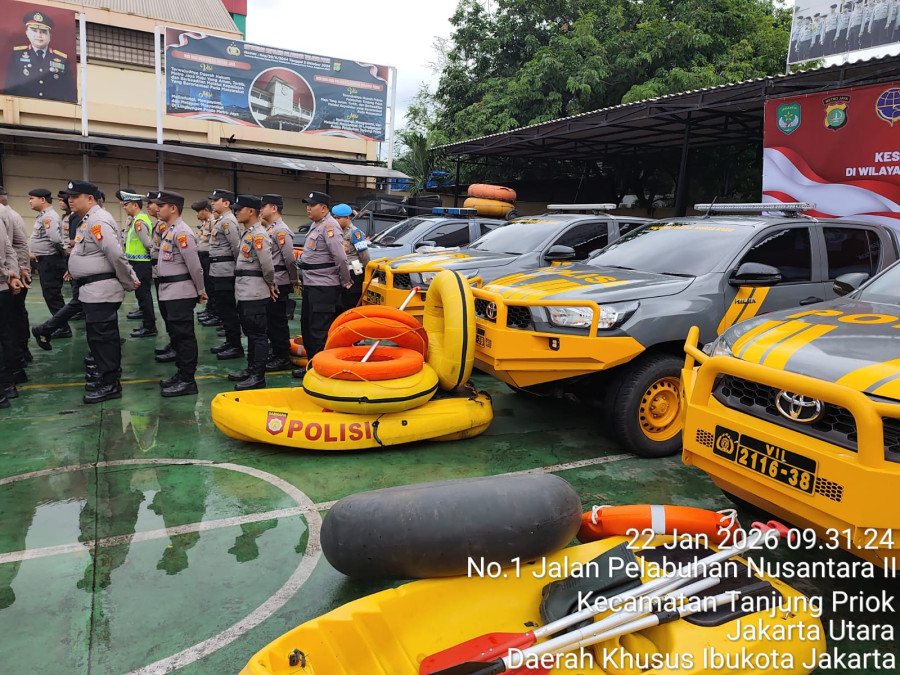 Jakarta Dikepung Banjir, Polda Metro Jaya Kerahkan 128.247 Personel Bantu Warga Terdampak
