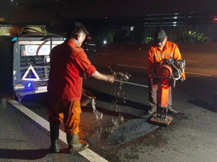 Dampak Cuaca Buruk, JTT Lakukan Perbaikan Sejumlah Titik Ruas Jalan Tol Jakarta–Cikampek