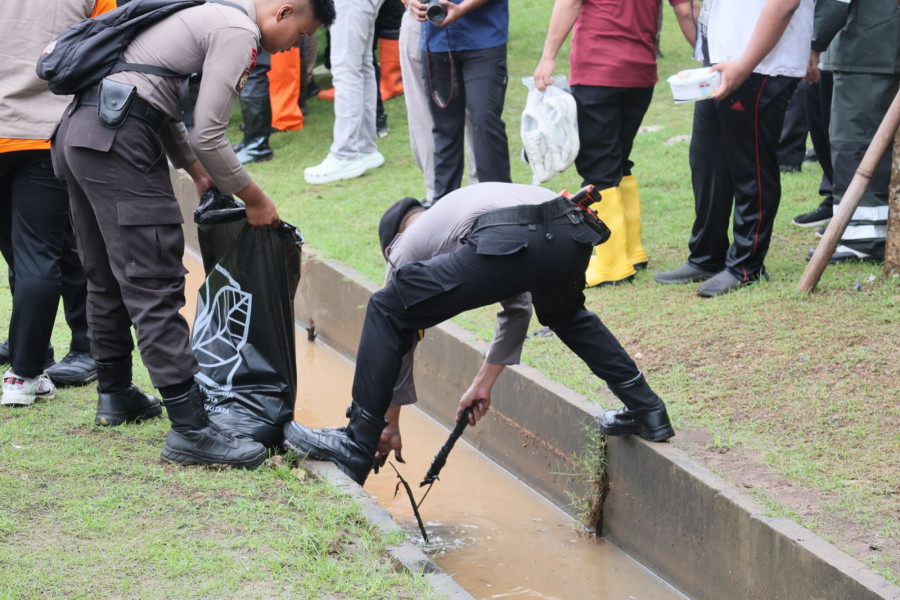 TNI-Polri dan Warga Jakarta bersih-bersih Waduk Cincin Papanggo