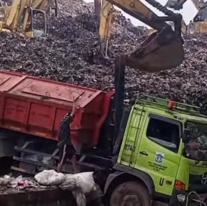 Mengenaskan, Gunungann Sampah di TPST Bantargebang Longsor, Empat  Orang Tewas 