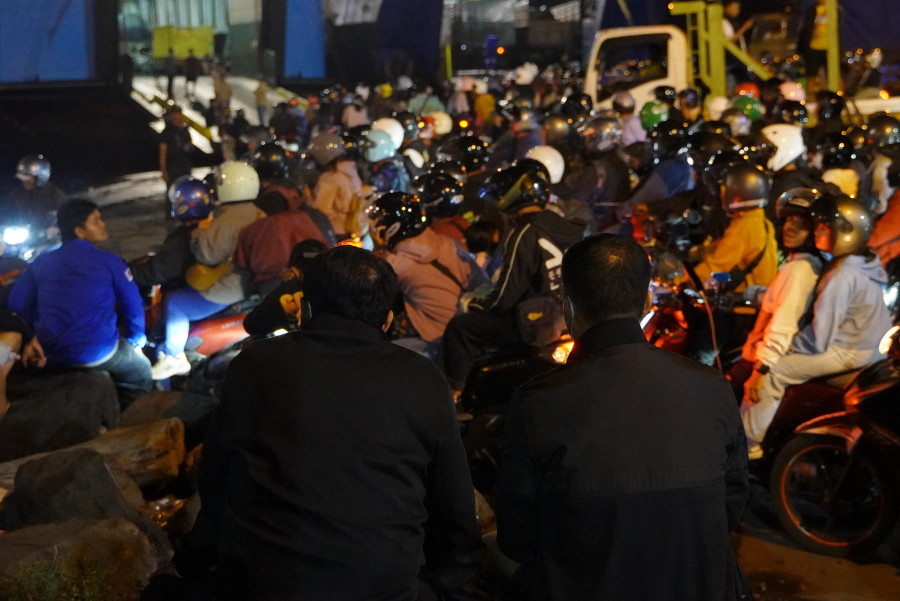Antrian Kendaraan Didominasi Sepeda Motor Mengular  Cukup Panjang, di Gilimanuk, Menhub Dudy Gerak Cepat  Urai Kepadatan