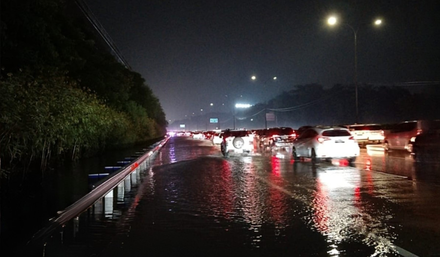 Tol Jagorawi Kena Banjir, Genangan Setinggi 30 Centi Meter  Kemacetan Cukup Panjang