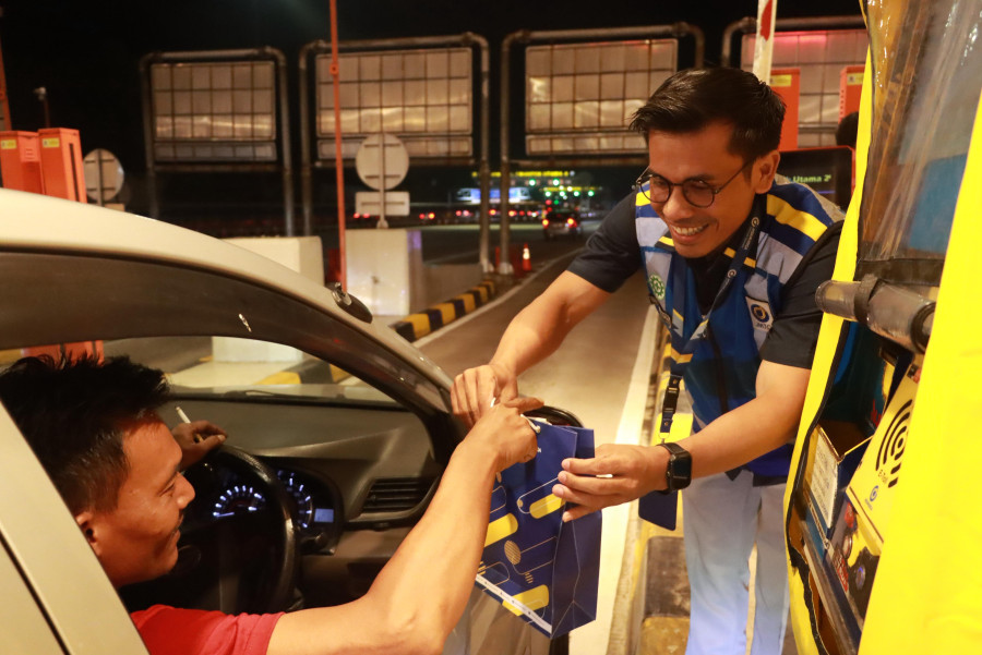 Pengendara Dapat Makanan Ringan Dari Jasa Marga