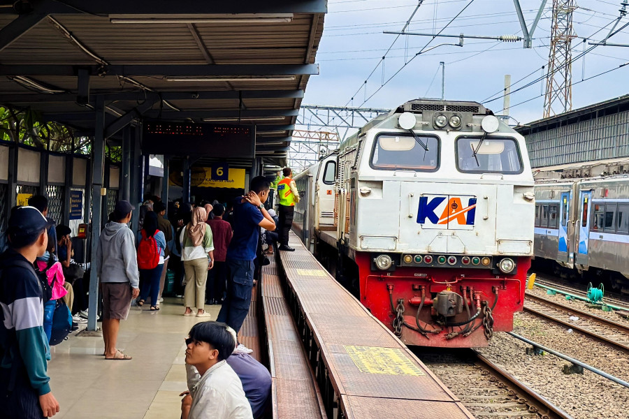 Jalur KA Wilayah Bandung Longsor, KA 174  Ciremai Tertahan, Tidak Ada Korban Jiwa