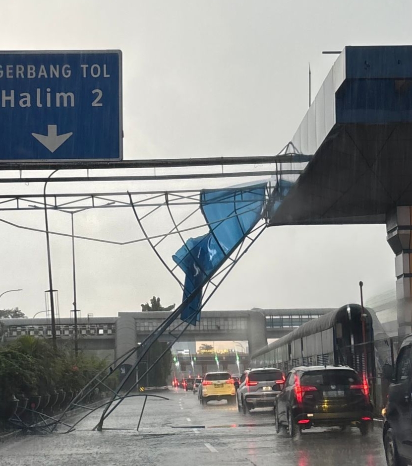  Pohon dan Papan Reklame  Tumbang Menimpa Sejumlah  Titik Ruas Tol